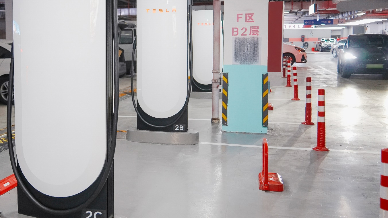 位于貴陽市南明區花果園海豚廣場的特斯拉V4超級充電站。