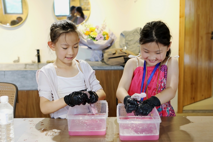 來自上海的孩子在工作人員的帶領下體驗制作火龍果冰涼粉。