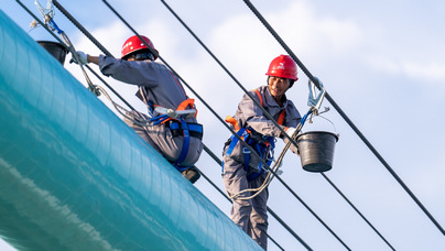 行進中國 ｜ 穿越機瞰世界第一高橋 完成度超98%一座宛如鋼鐵巨龍的大橋橫亙兩岸，將關嶺與貞豐緊緊連在一起。