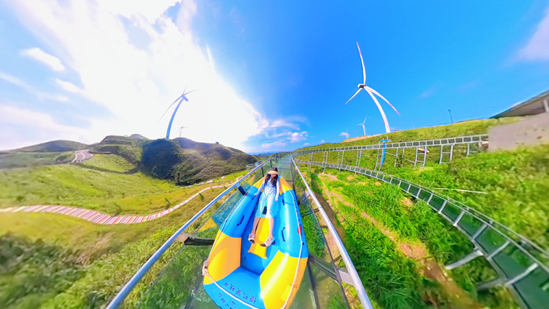 景區的玻璃水滑游玩項目。羅杰攝