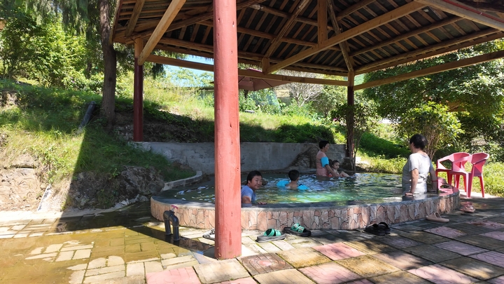 木亭下泡溫泉，家人共享愜意時光。張川 攝.jpg