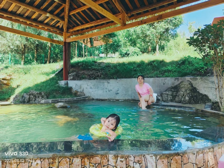 親子泡湯瞬間，定格夏日溫馨時刻。張川 攝.jpg