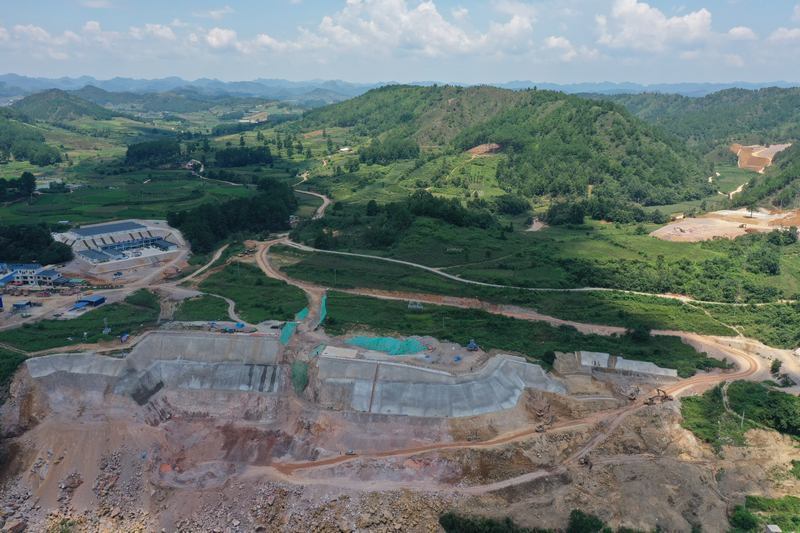 工人在建設宣威水庫工程龍山支渠。潘希來攝