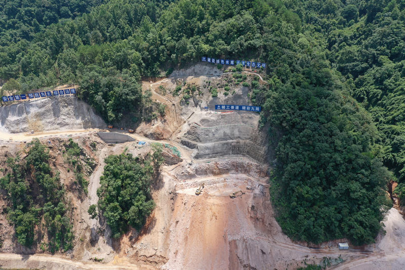 工人在建設宣威水庫工程龍山支渠。潘希來攝