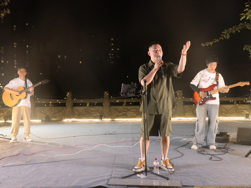 正在演出的樂隊。