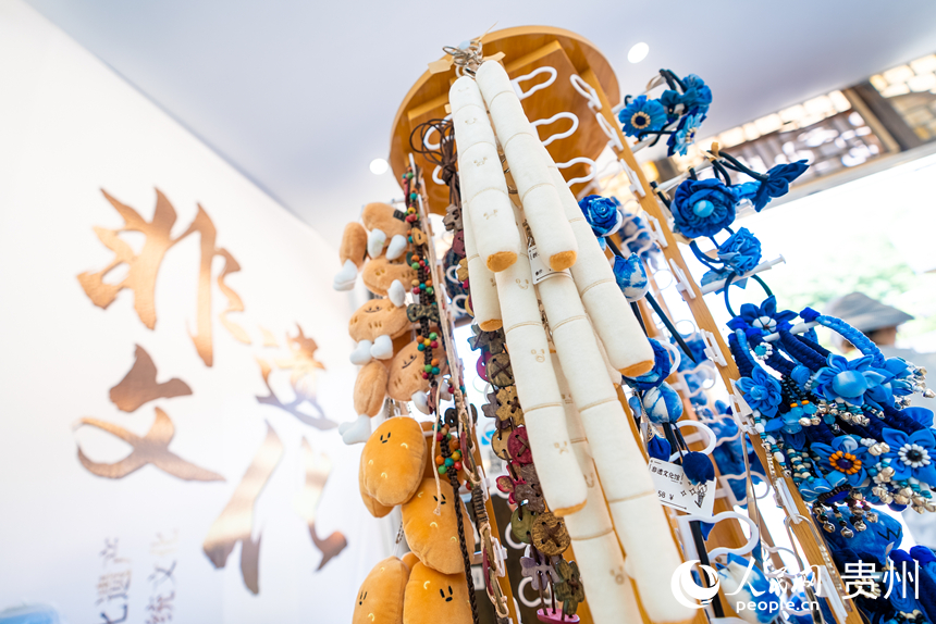 景區內出售的折耳根文創紀念品。人民網記者 涂敏攝