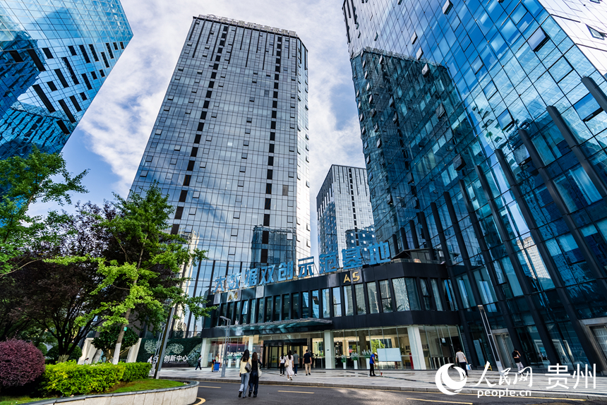 貴州大數據集團位于貴陽大數據雙創示范基地。人民網記者 涂敏攝