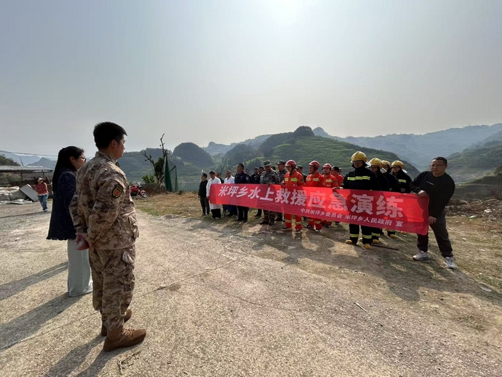 開展水上救援應急演練。