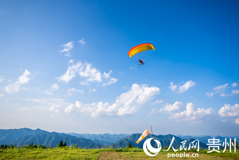 游客體驗動力滑翔傘飛行。人民網記者 涂敏攝