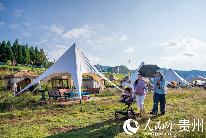 游客在飛行營地游玩。人民網記者 涂敏攝