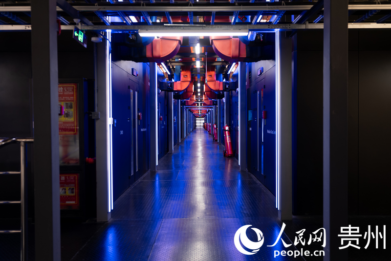 貴安新區中國移動（貴陽）數據中心倉儲式數據機房。人民網記者 涂敏攝