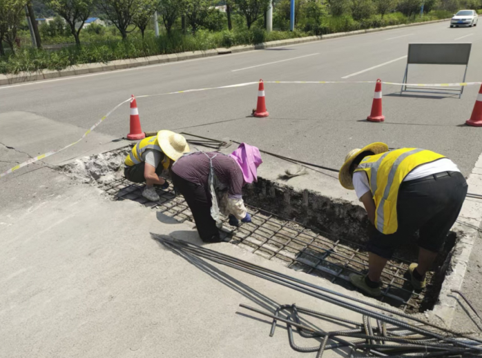 市政道路精修細補 保障車輛安全通行。