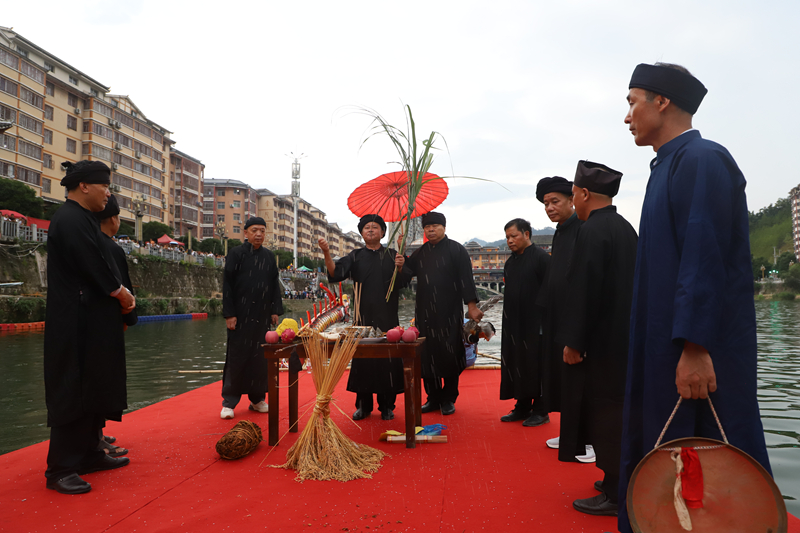 舉行莊重的請龍儀式。