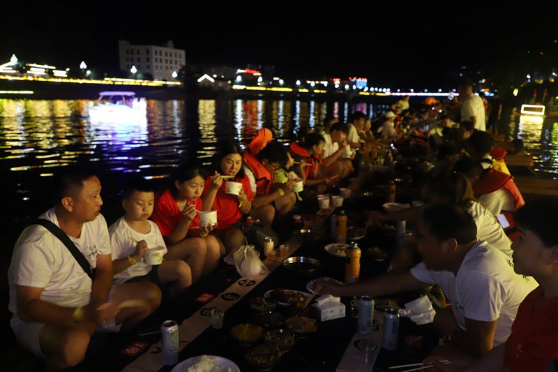 龍舟上體驗長桌宴。