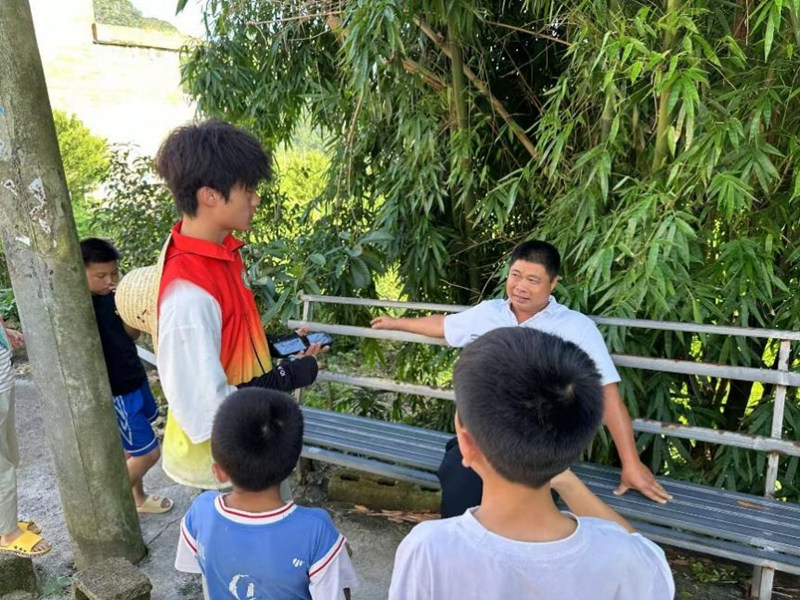 圖為志愿服務隊員走訪調研。