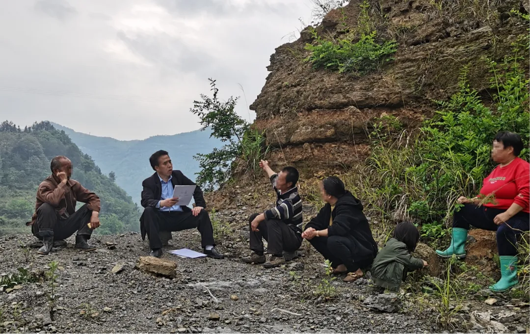 任迪（左二）到板溪鎮高枧村現場調解土地承包經營權糾紛