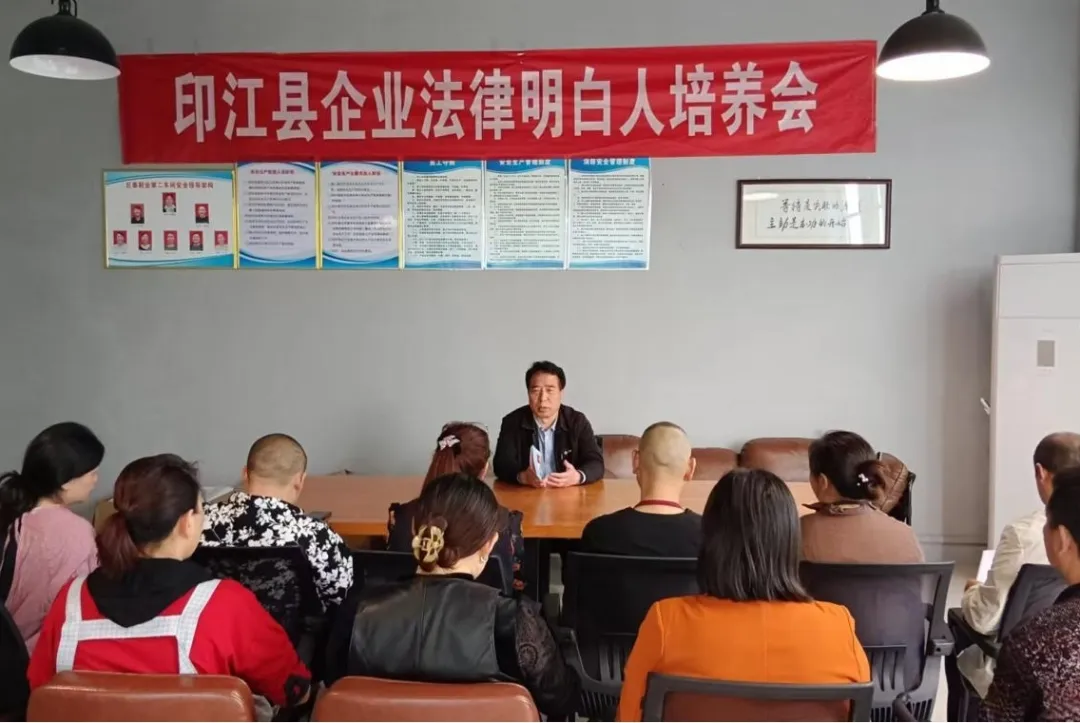 任迪到轄區企業開展鄉村“法律明白人”培養工作。