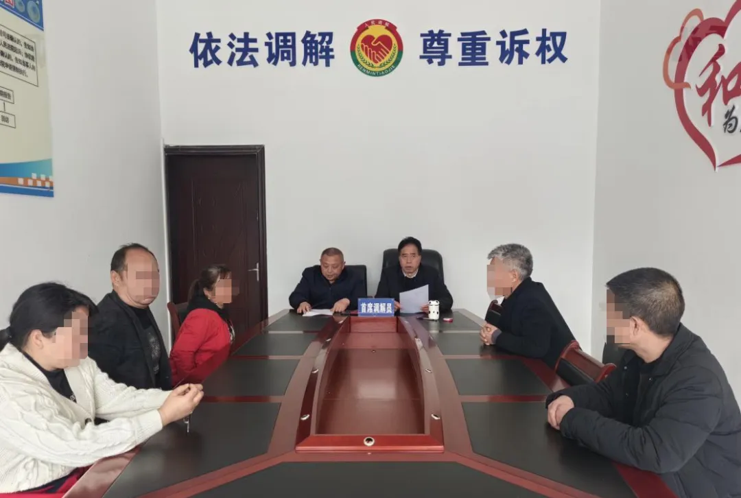 任迪（右三）調解板溪鎮板溪村村民相鄰權糾紛。