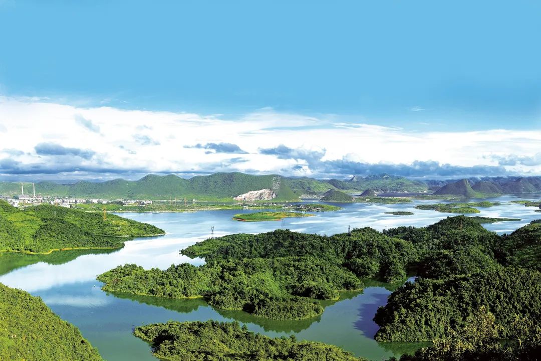 國家4A級旅游景區紅楓湖位于貴陽市清鎮市城區西部，地處烏江流域貓跳河中游，湖域面積57.2平方公里，由北湖、中湖、南湖及后湖組成，是貴州高原上一顆璀璨的明珠。張天林攝