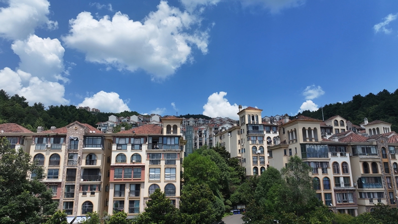 避暑地產被銷售一空的房屋。胡倩攝