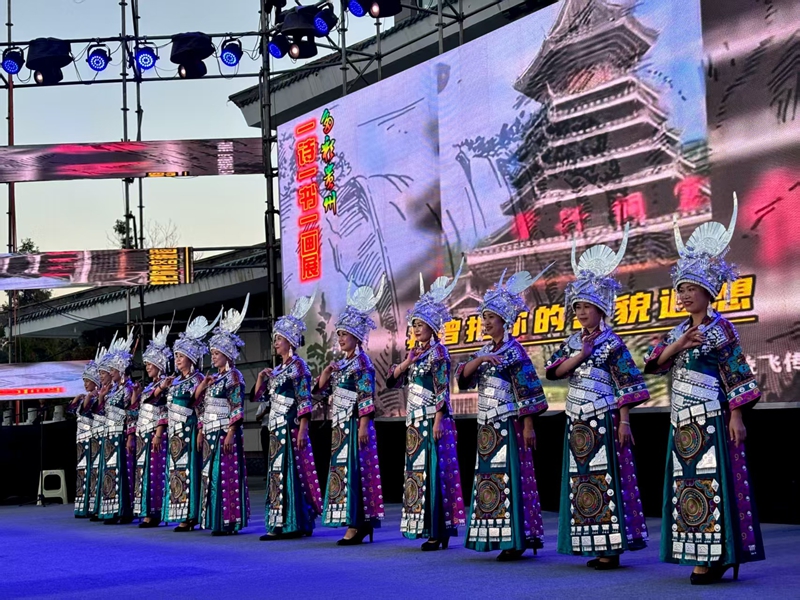 民族服飾表演，展現多彩文化。姚瑤攝