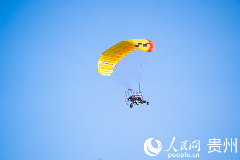 野玉海國家級旅游度假區里，游客正在體驗滑翔飛行。人民網記者 涂敏攝