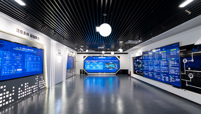 行進中國｜從“存”到“算” 數據從此奔赴全國在貴安新區的中國移動（貴陽）數據中心，三期工程機樓已全部完成封頂。