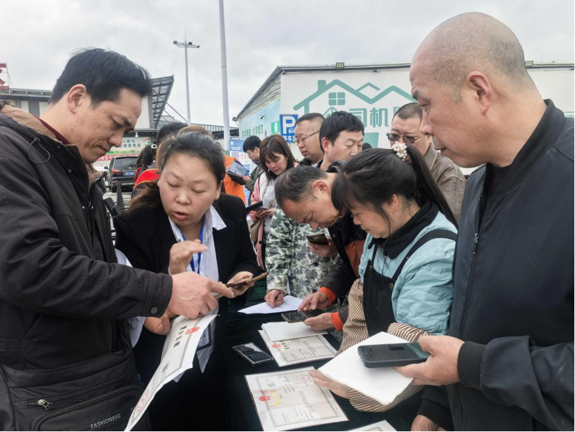 修文縣政務服務中心專門組建“上門服務團隊”。