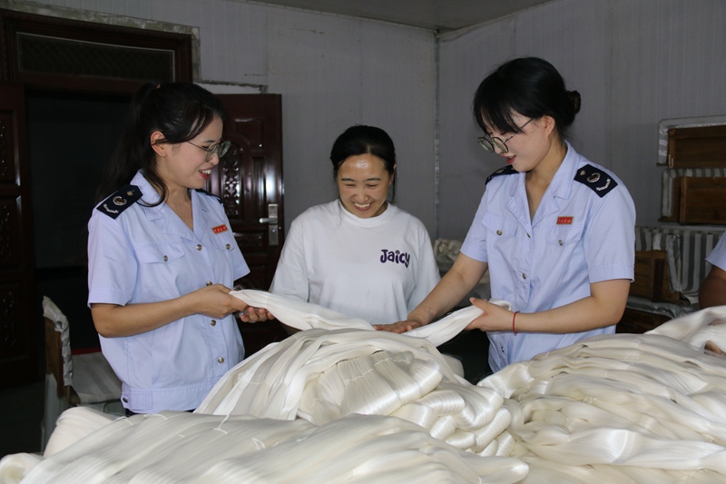 圖為稅務干部到貴州絲路興蠶紡織有限公司走訪調研，查看企業生產經營情況。鄧萍攝