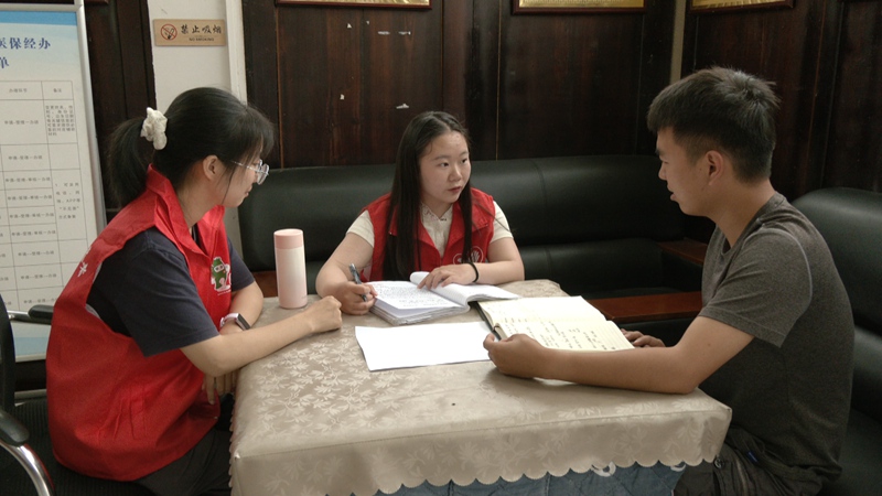 西部計劃志愿者正在認真工作。