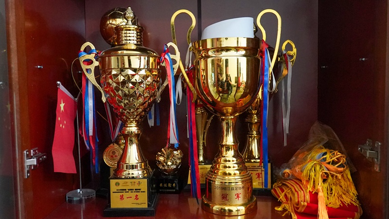 “龍泉井村球隊”榮譽柜一角。