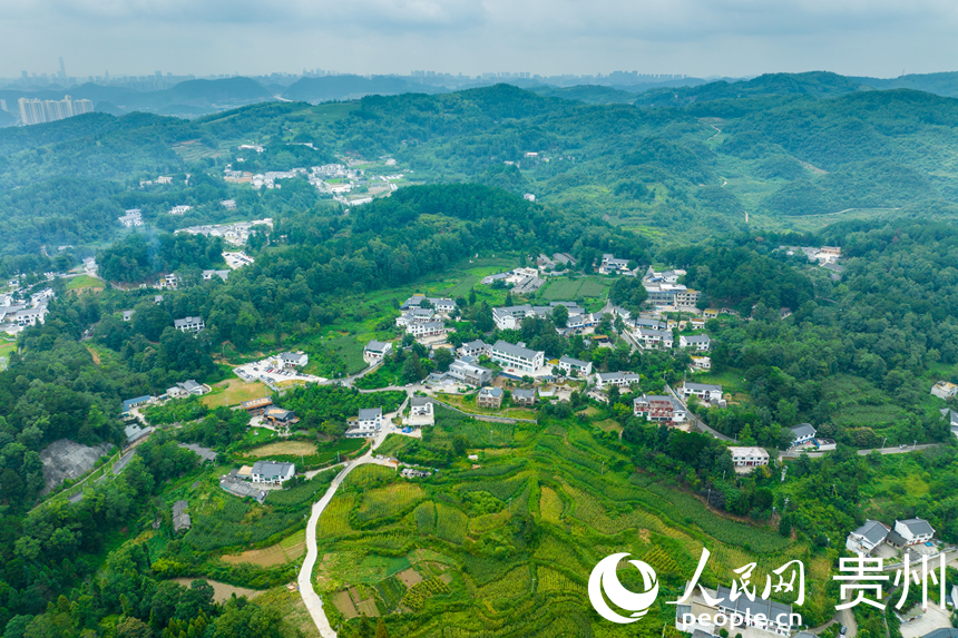 航拍貴陽觀山湖區高寨村。人民網 陽茜攝