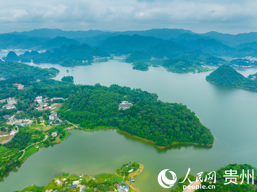 航拍貴陽觀山湖區高寨村。人民網 陽茜攝