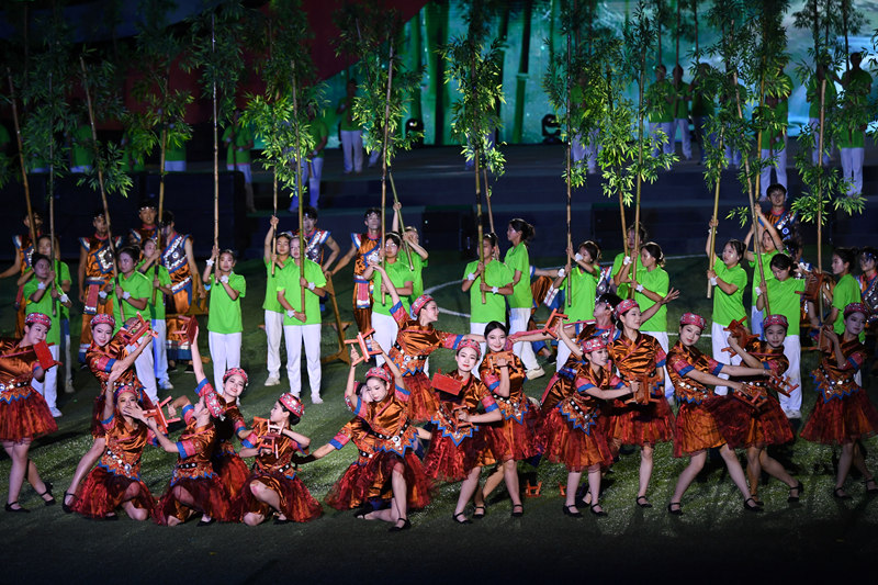 演職人員在黃平縣體育公園開幕式上表演。梁文攝