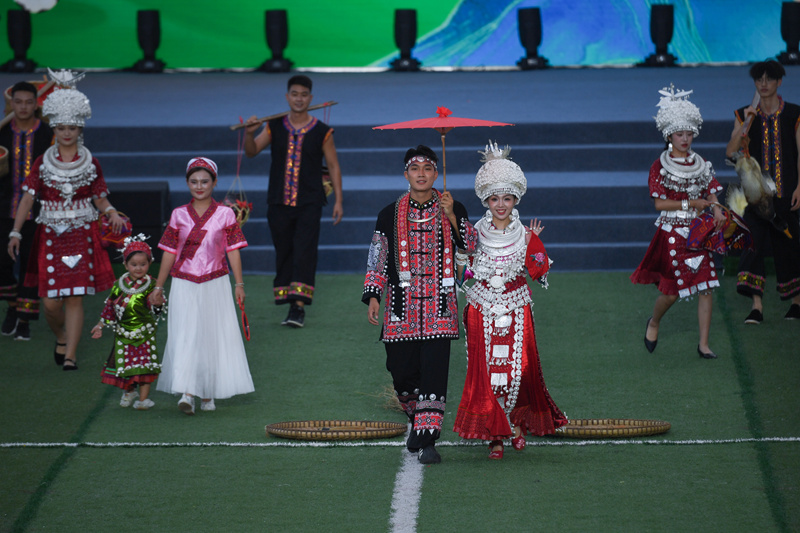 演職人員在黃平縣體育公園表演暖場節目《嘿咔》。梁文攝