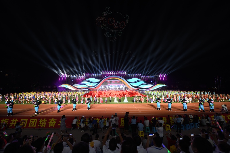 演職人員在黃平縣體育公園開幕式上表演。王超攝