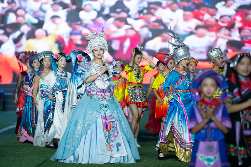 8月8日，黔東南州黃平縣體育公園，演員們在黔東南州第十一屆運動會暨第五屆少數民族傳統體育運動會開幕式上演出。潘柄戎攝
