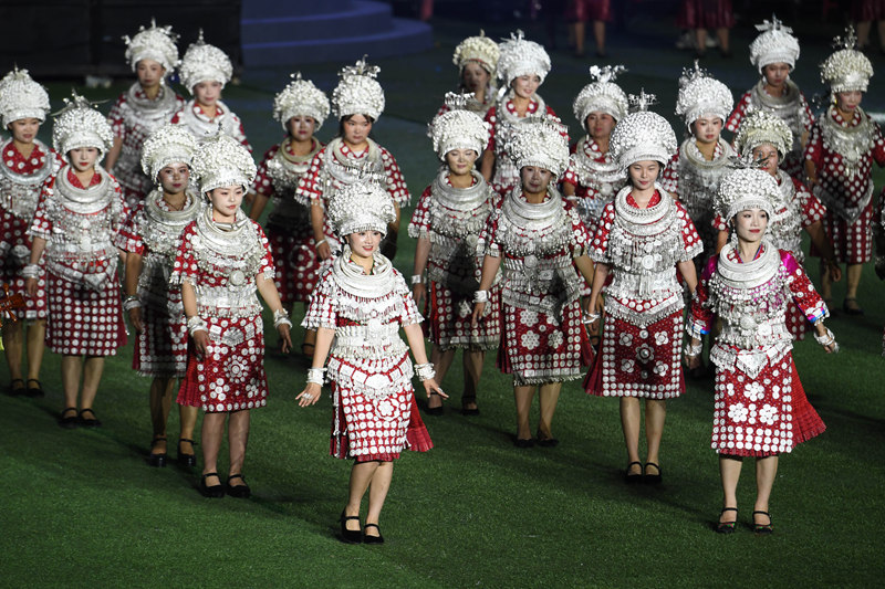 當地群眾在黃平縣體育公園開幕式上展示盛裝。梁文攝