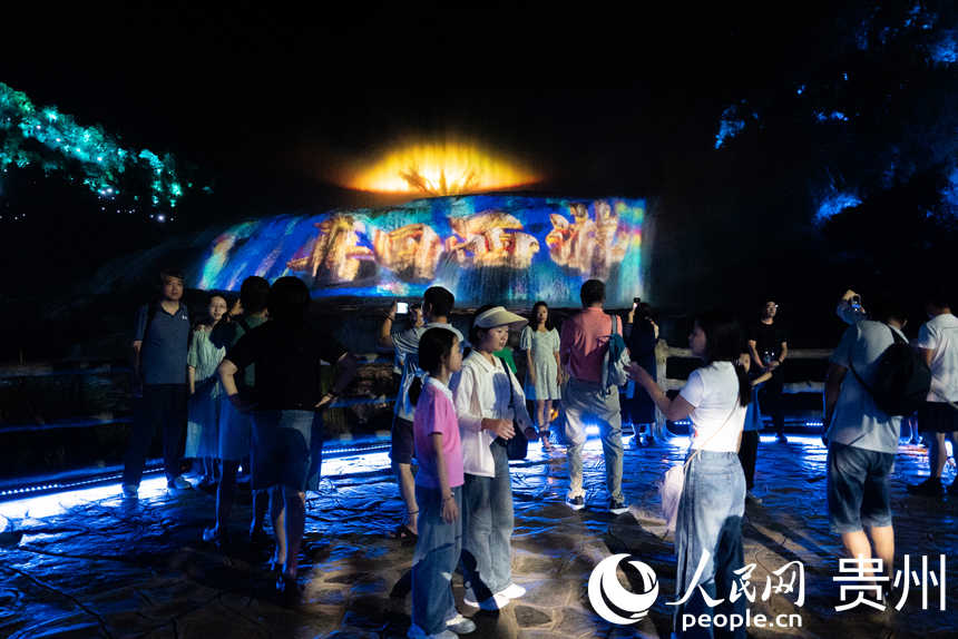 游客在演出現場打卡拍照。人民網記者 涂敏攝