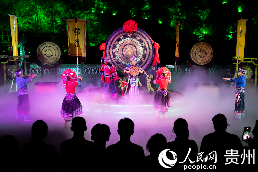 “夜游黃果樹”演出現場。人民網記者 涂敏攝