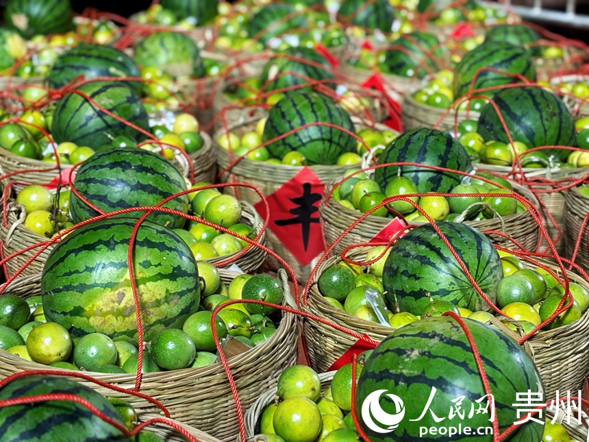 榕江縣為“村超”參與者準備了本地特產。人民網記者 高華攝