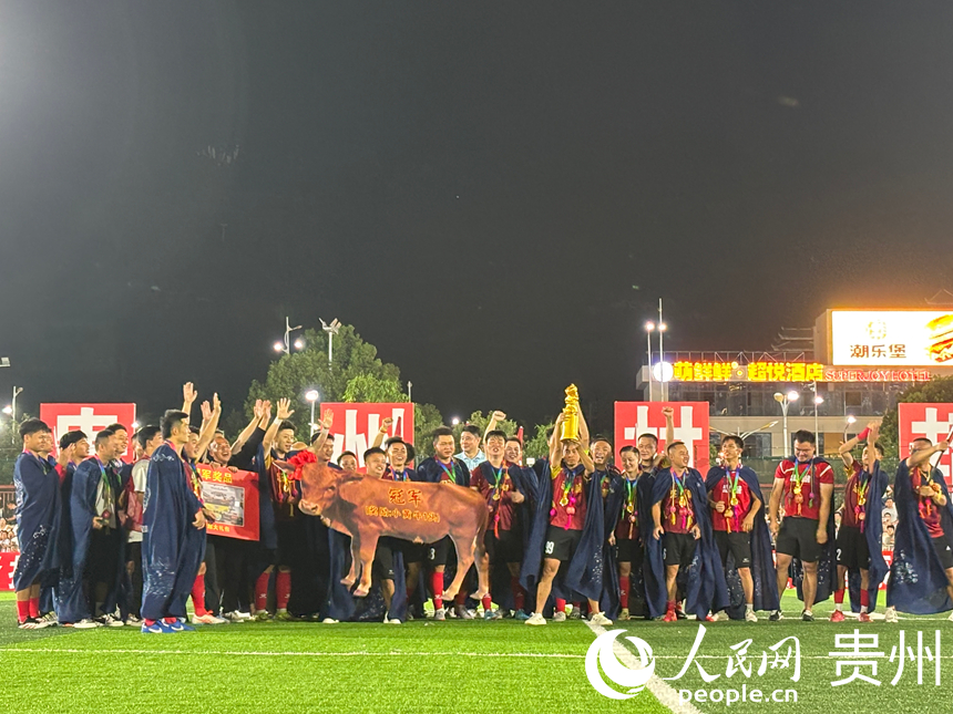 忠誠村足球隊捧得冠軍獎杯。人民網記者 高華攝