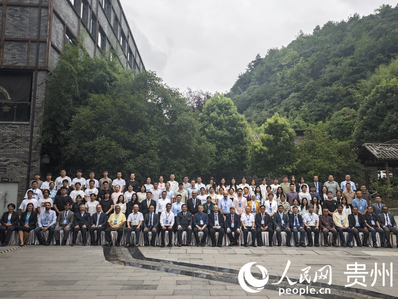 合影留念。人民網 黃小桃攝