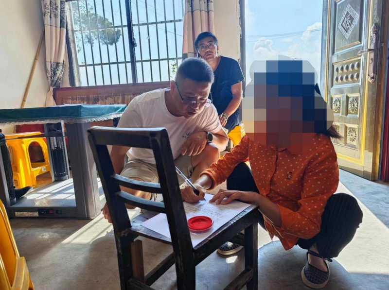 .息烽縣司法局工作人員上門為群眾服務。