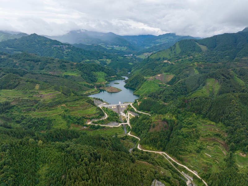  2025年8月7日，拍攝的貴州省從江縣西山鎮西山水庫（無人機照片）。