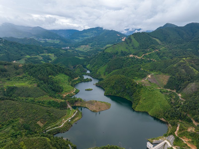  2025年8月7日，拍攝的貴州省從江縣西山鎮西山水庫（無人機照片）。