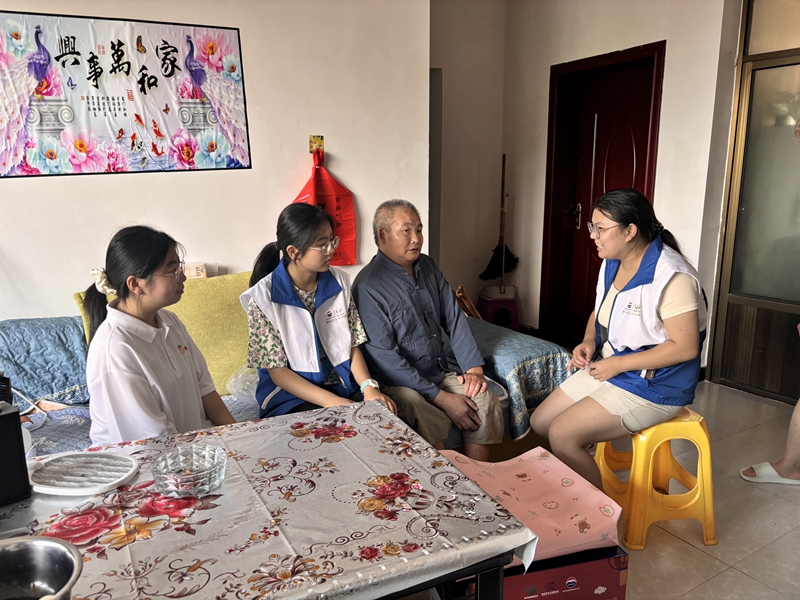 志愿者上門給老人開展心靈輔導和健康咨詢活動。
