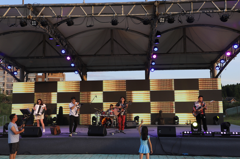 夜間派對現場。畢音紅攝