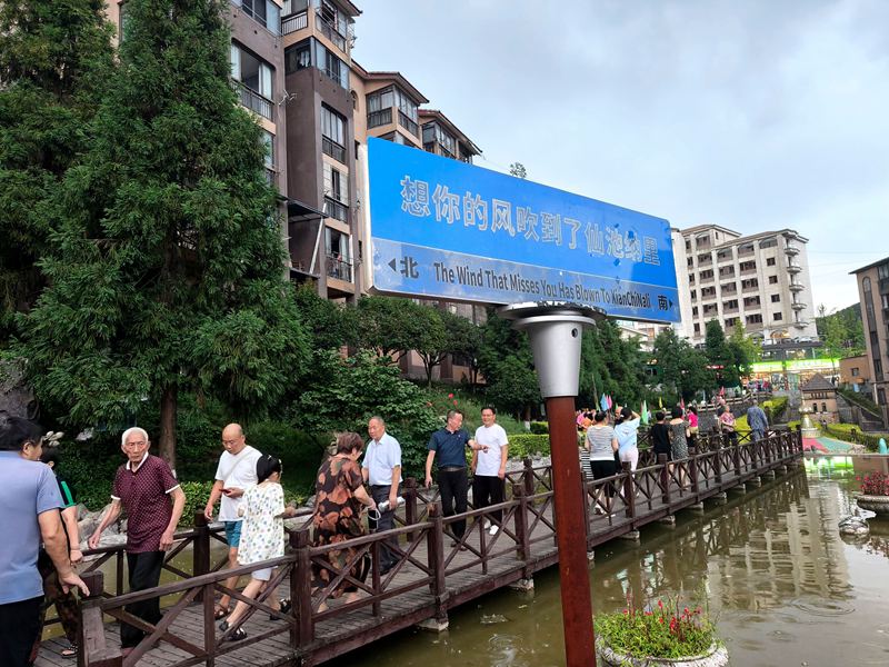 晚飯后，游客們不約而同的來到湖邊散步消食。姚瑤 攝