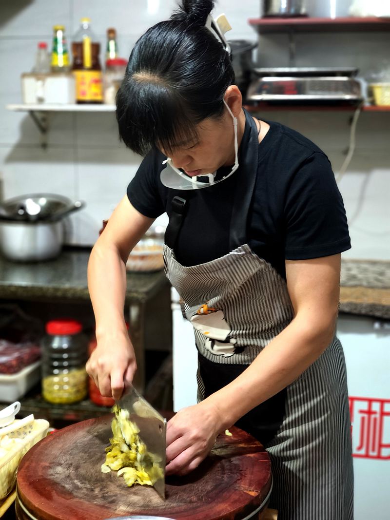 劉明琴正在為客人準備食材。姚瑤攝